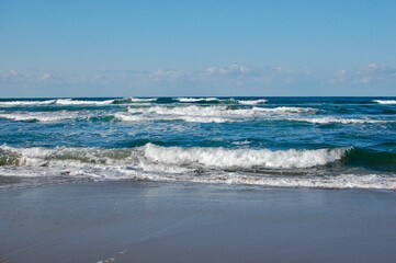 空と海と波と砂浜、鳥取砂丘から見た日本海