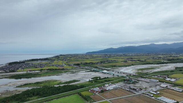 黒部川河口上空から見た黒部川の流れや黒部川扇状地の様子