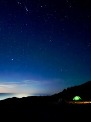 蝶ヶ岳山頂に広がる満天の星空とテント泊