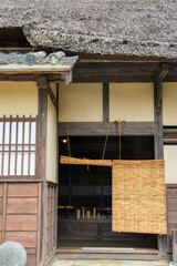 茅葺屋根とすだれ