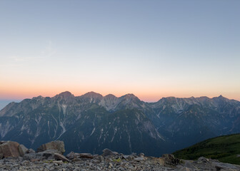 日の出前に蝶ヶ岳山頂から望む穂高連峰とビーナスベルト