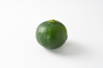 青切りシークワーサーを白背景で