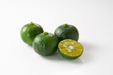 青切りシークワーサーを白背景で