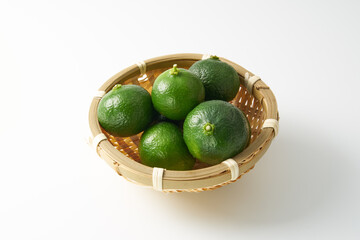 青切りシークワーサーを白背景で