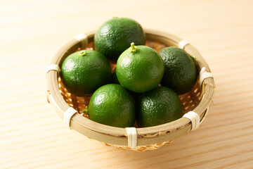 青切りシークワーサーを木目バック