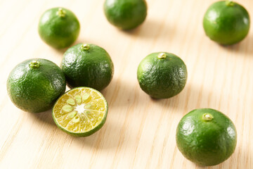 青切りシークワーサーを木目バック