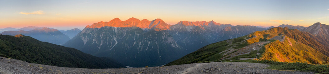 蝶ヶ岳山頂から望む穂高連峰モルゲンロートの大パノラマ（超高解像度）