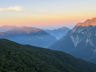 朝日に輝く焼岳から乗鞍岳への稜線