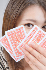 トランプで遊ぶ若い日本人女性