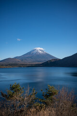 精進湖から望む富士山