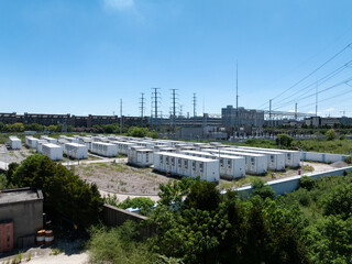 Obraz premium Aerial view of battery energy storage systems under a clear blue sky