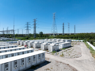 Obraz premium Aerial view of battery energy storage systems under a clear blue sky