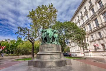 Obraz premium A striking bronze statue of Johann Wolfgang von Goethe