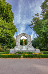 Obraz premium The iconic gilded statue of Johann Strauss II, Vienna