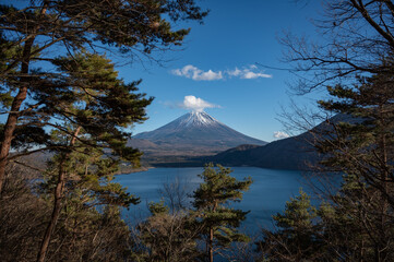 精進湖から望む富士山