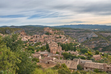 Fototapeta premium The medieval village of Alquezar, in the province of Huesca, with its clay roofs and its castle on the hilltop.