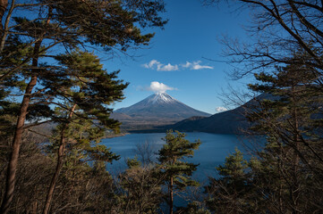 精進湖から望む富士山