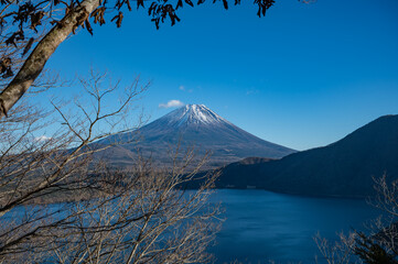 精進湖から望む富士山