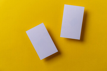 黄色背景に白いカード