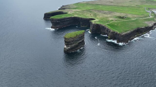 Luftaufnahme einer beeindruckenden irischen K&uuml;ste downpatrick head wild atlantic way