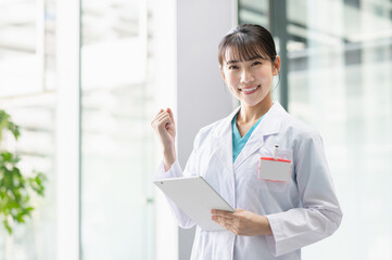 病院で働く若い女性医師「撮影協力：スカパー東京メディアセンター」