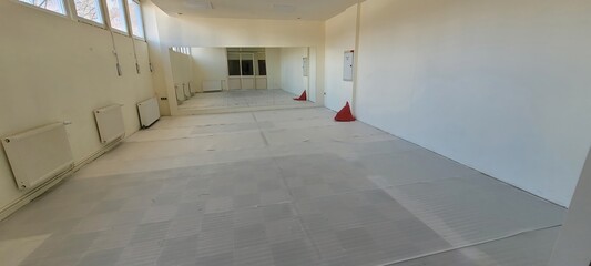 This is a spacious and empty room that is perfect for hosting a variety of different activities