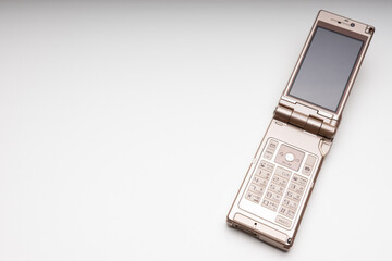 ガラケーもしくはフューチャーフォン(二つ折り携帯)
