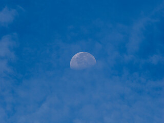 早朝の空に浮かぶ月