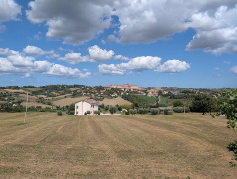 Campagne e colline dell'antico borgo medievale di Corinaldo nelle Marche