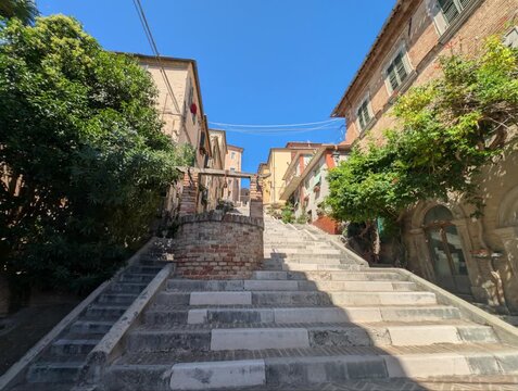 Scale nel borgo medievale di Corinaldo nelle Marche in Italia