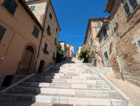 Scale nel borgo medievale di Corinaldo nelle Marche in Italia