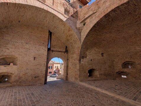 Uscita ad arco dall'antico borgo medievale di Corinaldo nelle Marche in Italia