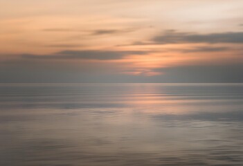 Fototapeta premium Serene Sunset Over Calm Ocean: A Peaceful Seascape