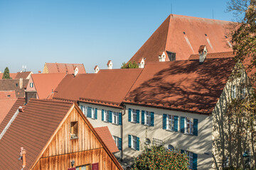 Historisches Reihenhaus Seelh&auml;user in Stufenform mit Kaminen und Sprossenfenstern und Fensterladen in N&ouml;rdlingen