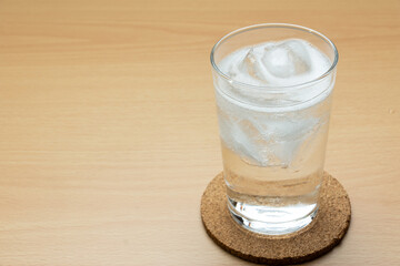 ガラスコップに注がれた炭酸水