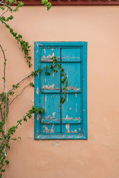 Fototapeta Rustic blue window with climbing plant in Plaka, Athens