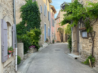 Gassen im kleinen Dorf Goult, Provence, Frankreich