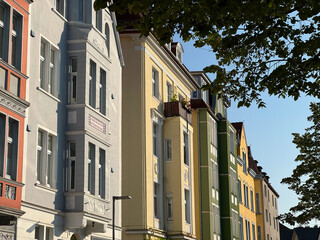 Historische Fassaden im Sonnenlicht im Altbauviertel am Siegfriedplatz, Bielefeld, NRW, Germany	