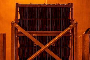 Cave à champagne avec lumière tamisée orange, bouteilles stockées dans des casiers...
