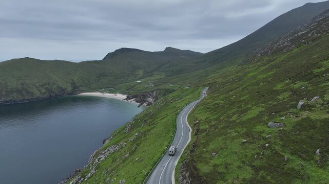 Serpentinenstra&szlig;e entlang der irischen K&uuml;ste