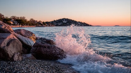 Obraz premium Scenic Sunset Beach with Rocky Shoreline and Ocean Waves