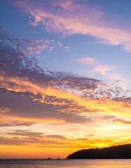 Obraz premium Sunset over the ocean with colorful clouds