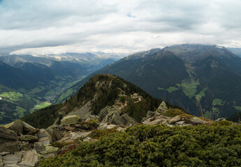 Atemberaubender Ausblick über das Ahrntal in Südtirol – alpine Weite unter dramatischem Himmel