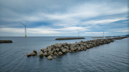 雨が降りそうな9月の富山県入善町沿岸からみる洋上風力発電風車をはじめとする様々なもの