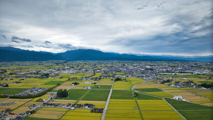 雨が降りそうな9月の富山県入善町沿岸からみる洋上風力発電風車をはじめとする様々なもの