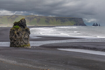 Vue sur la plage de Reynisfjara, la plage emblématique au sable noir volcanique d'Islande, depuis Dyrhólaey