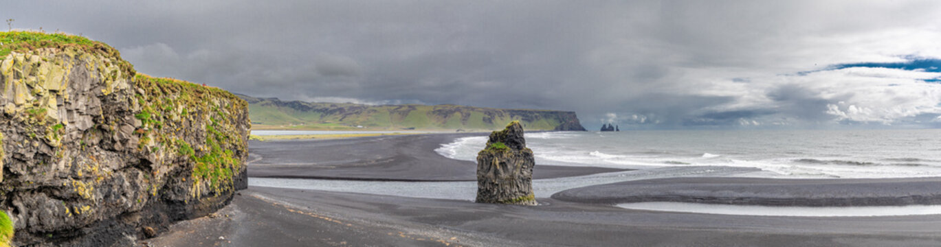 Panorama sur la plage de Reynisfjara, la plage embl&eacute;matique au sable noir volcanique d'Islande, depuis Dyrh&oacute;laey