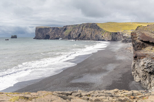 Vue sur le promontoire de Dyrh&oacute;laey et son arche basaltique, dans le sud de l'Islande