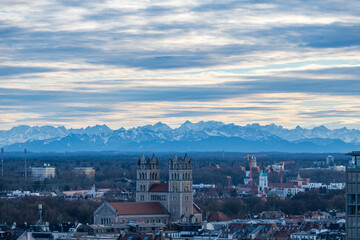 Stadtansicht von München mit St. Paul und Alpenpanorama im Winterlicht