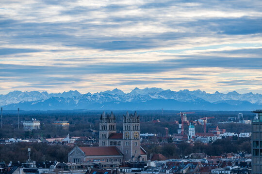 Stadtansicht von M&uuml;nchen mit St. Paul und Alpenpanorama im Winterlicht